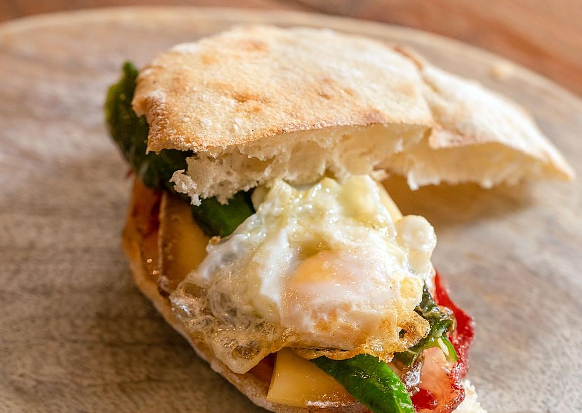 Imagen secundaria 1 - Mollete de steak tartar de La Cosmo. Mollete de papada ibérica, pepino, cebolleta y salsa hoisin de Primeria Selection. Mollete de panceta confitada de Tragatá. 