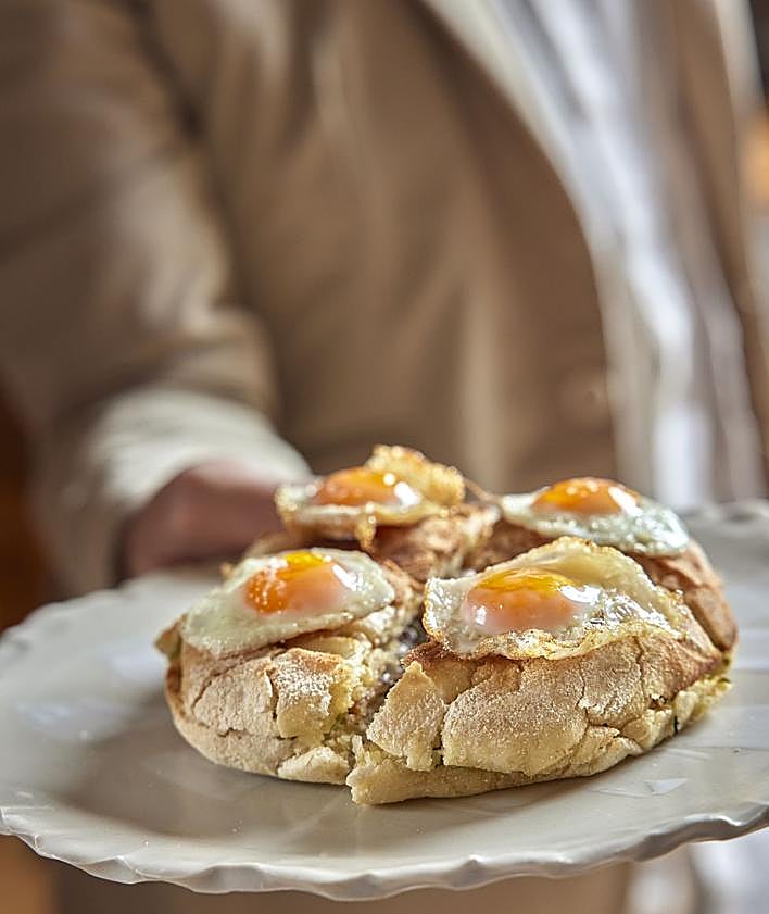 Imagen secundaria 2 - Mollete de presa ibérica a la parrilla de El Lagar de Verum. Campero malagueño de pollo aliñado de La Terraza de Solecio. Mollete de panceta ibérica y huevo de codorniz de Tragabuches. 
