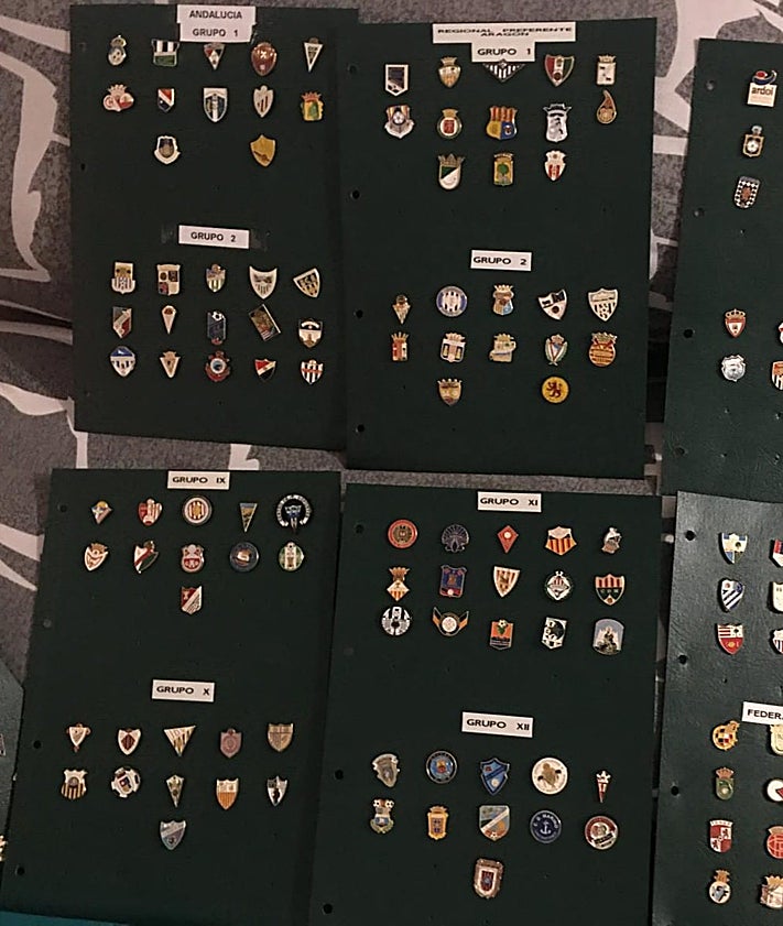 Imagen secundaria 2 - El alhaurino que atesora más de 3.000 insignias de equipos de fútbol