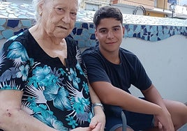 Miguel Ángel con su abuela Lola.