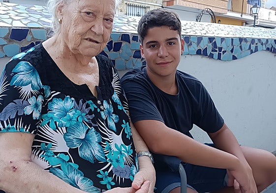 Miguel Ángel con su abuela Lola.