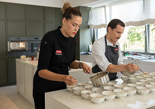La chef Sol Bazzolo y un miembro de su equipo preparando el showcooking en Villa Miele.