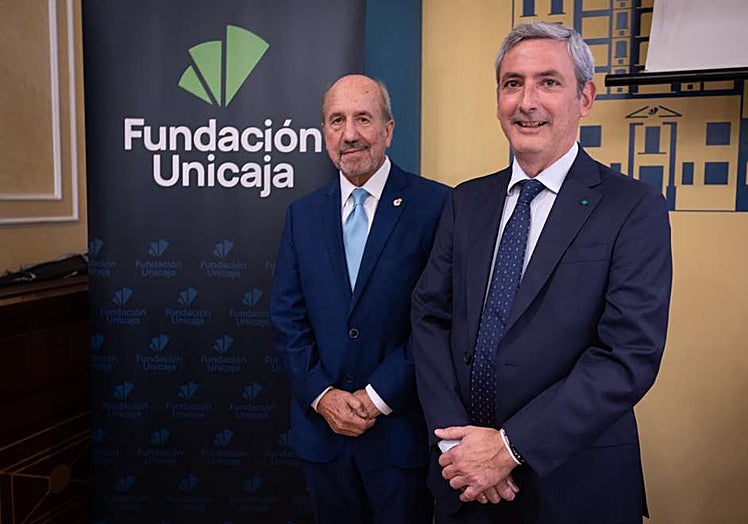 Esteban, a la izquierda, y Enrique Gómez-Puig, de la Fundación Unicaja, este viernes.