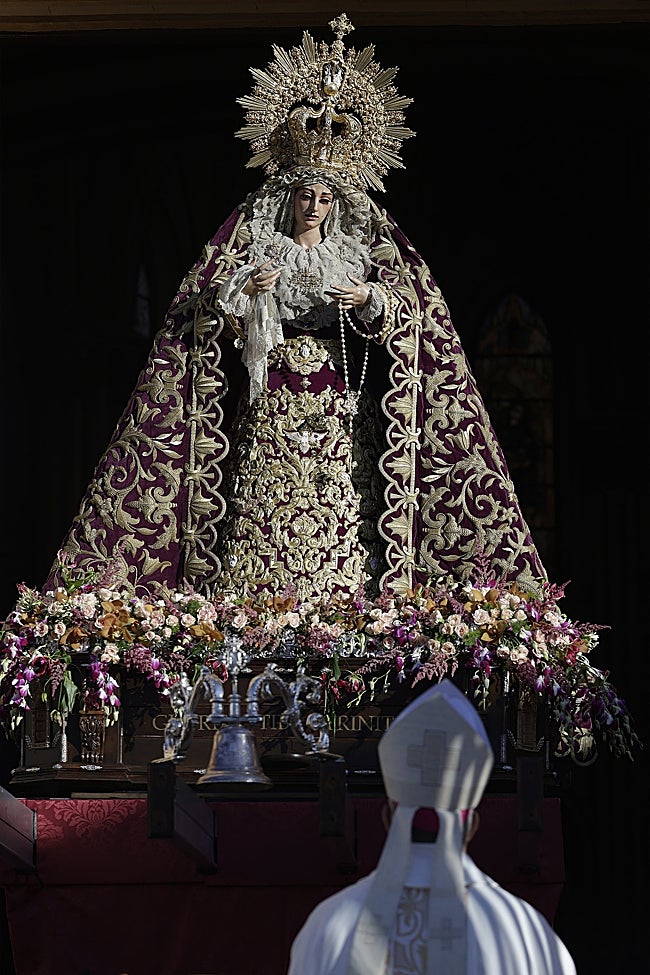 La Virgen de la Trinidad, en sus andas, durante la misa conmemorativa.
