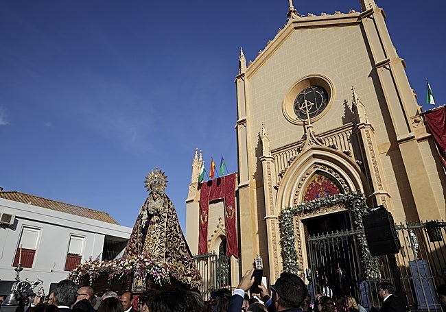 Momento de la salida de la Virgen de la Trinidad en su traslado hasta la casa hermandad.