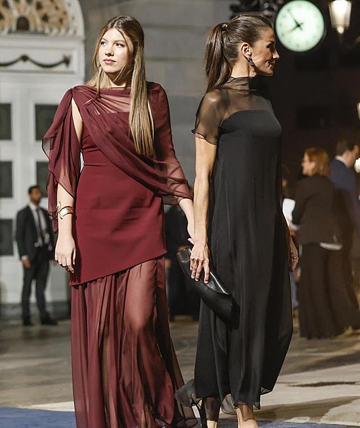 Imagen secundaria 2 - Detalle del look de la Infanta Sofía e imagen de Miro Taboada y Alicia Davila Phaithayad, fundadores de la empresa con sede en Málaga.