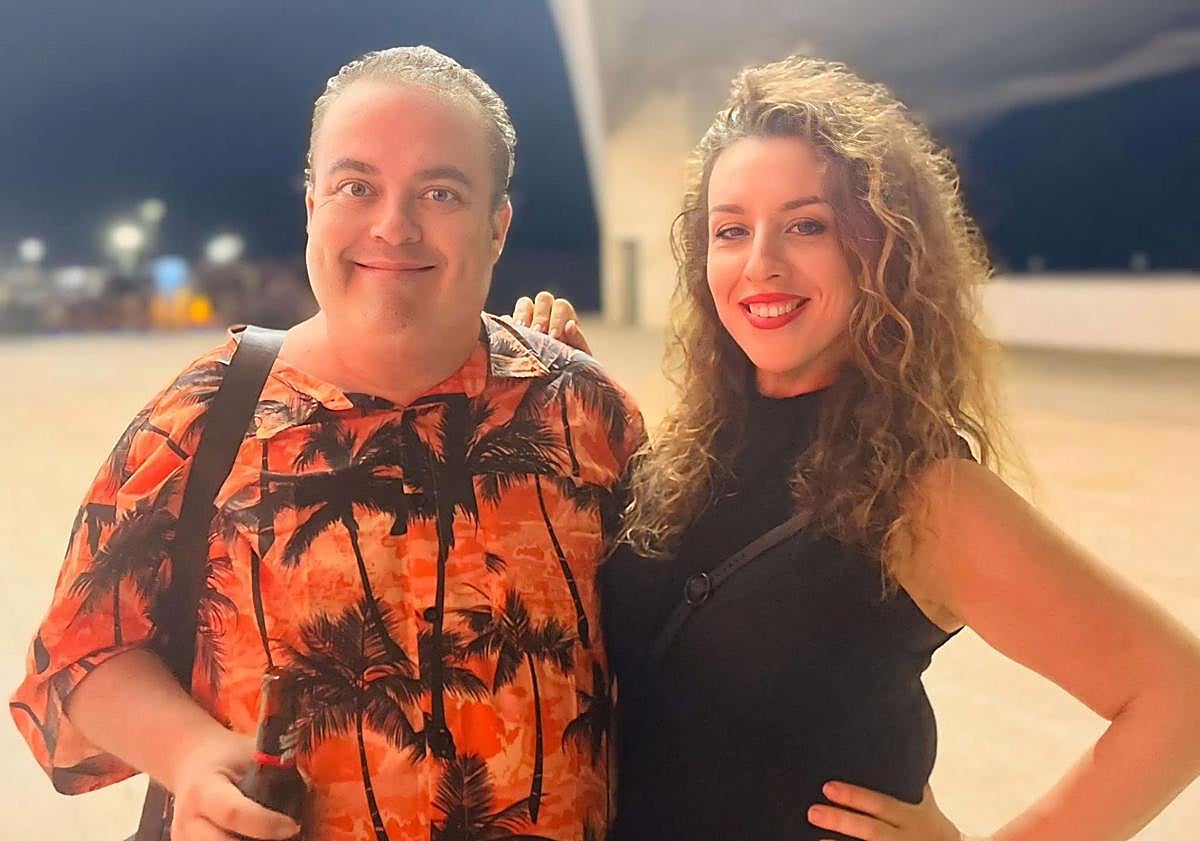 Imagen principal - La soprano Berna Perles con Miguel Pérez, Silvia Olivero Anarte en Pitesti, y Maite Rojas en París.