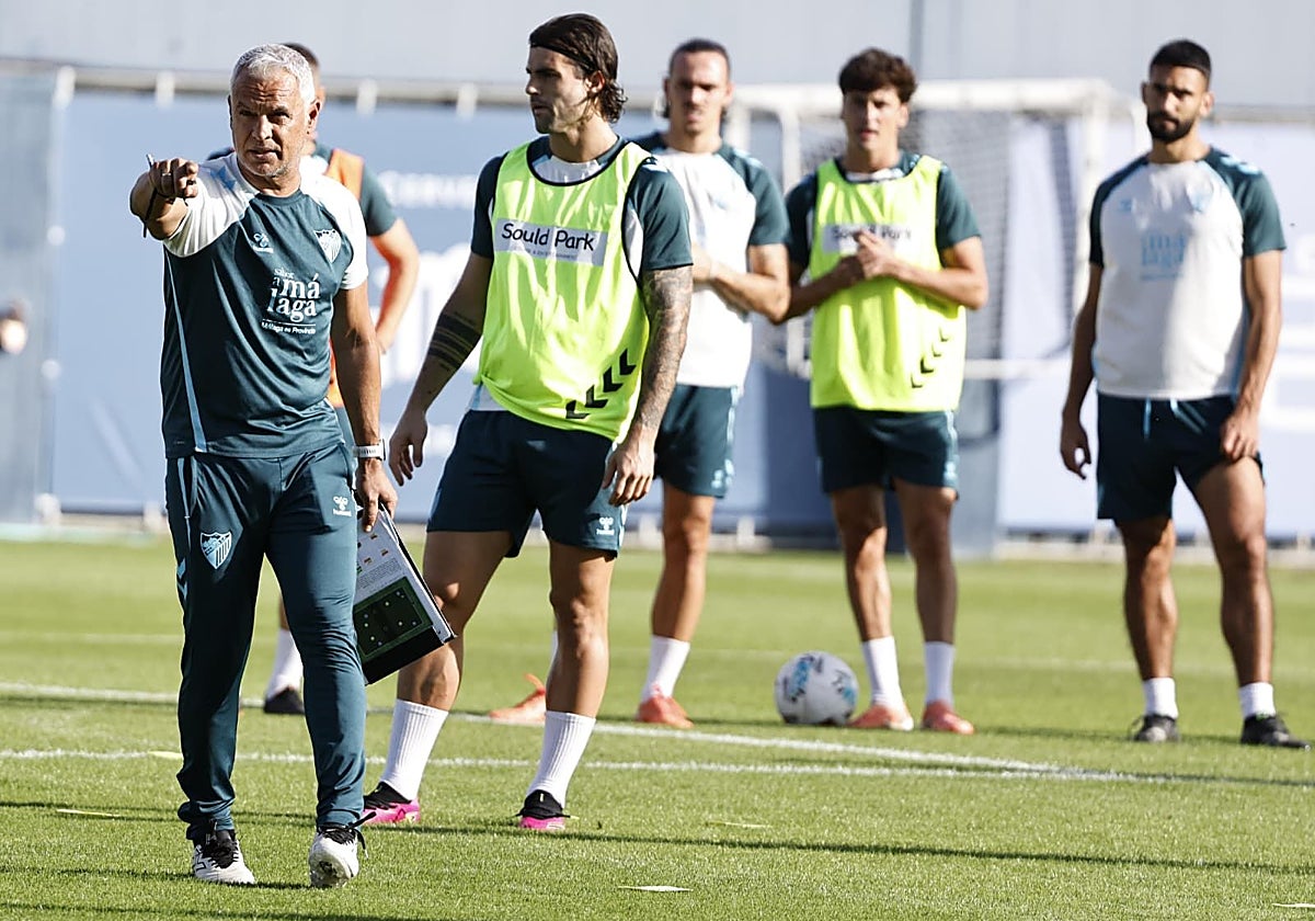 Sergio Pellicer dirige a sus hombres en un entrenamiento de esta semana.