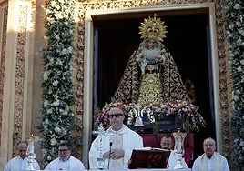 El obispo de Málaga, José Antonio Satué, presidió la misa de conmemoración ante la presencia de la Virgen de la Trinidad.