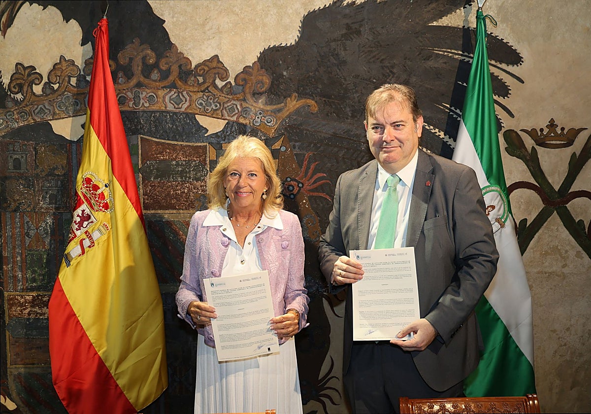 La alcaldesa de Marbella, Ángeles Muñoz, y el presidente del Colegio Administradores de Fincas de Málaga, Manuel Jiménez.