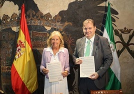 La alcaldesa de Marbella, Ángeles Muñoz, y el presidente del Colegio Administradores de Fincas de Málaga, Manuel Jiménez.