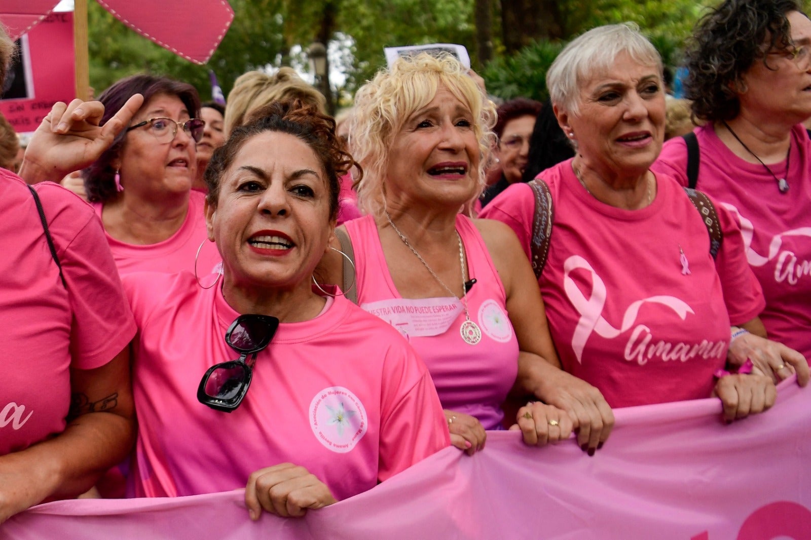 Imagen principal - Multitudinaria manifestación en Sevilla por una solución a la crisis de los cribados de cáncer