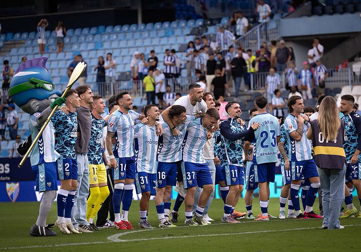 Los jugadores del Málaga celebran ante la grada de animación de La Rosaleda la victoria contra el Andorra (4-1).