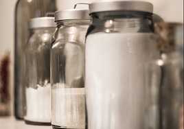 7.000 euros ocultos en un bote de harina: así robó una empleada en un comercio de Almodóvar del Río