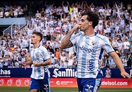 Larrubia, emocionado, se tapó la cara para celebrar su gol, que abrió la cuenta del Málaga.