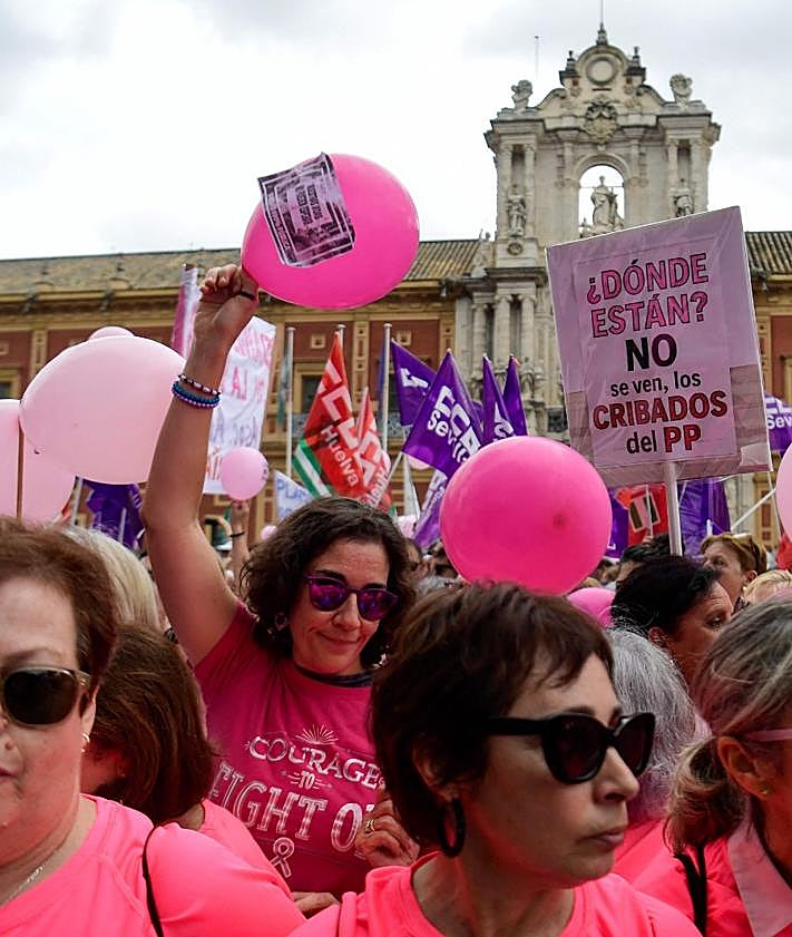 Imagen secundaria 2 - Multitudinaria manifestación en Sevilla por una solución a la crisis de los cribados de cáncer