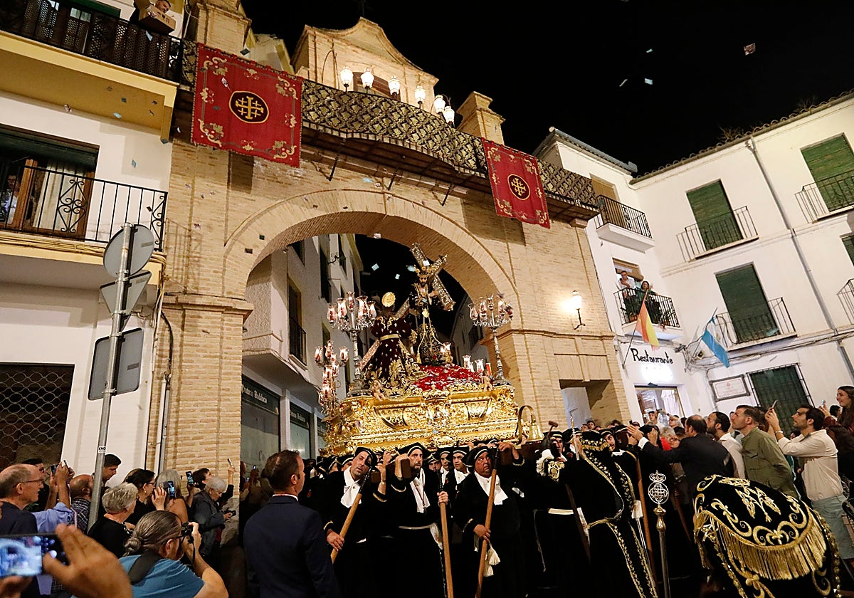 Vera Cruz de Campillos marca la extraordinaria del Nazareno de Arriba en Antequera