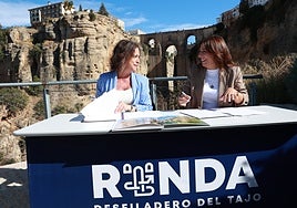 La consejera de Sostenibilidad, Medio Ambiente y Economía Azul, Catalina García, y la alcaldesa de Ronda, Maripaz Fernández, en la firma del convenio.