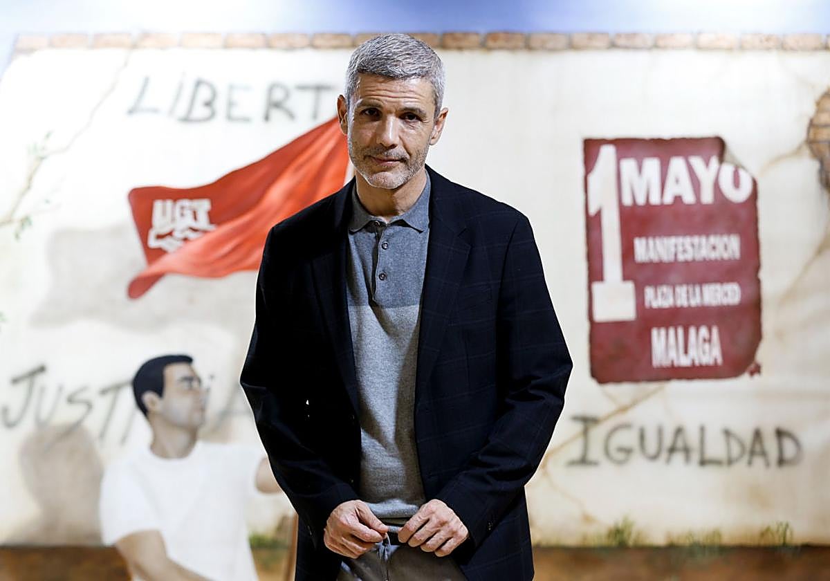 Antonio González posa ante uno de los murales de la sede de UGT, en la calle de Alemania, en la capital.