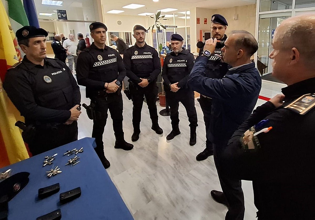 El alcalde de Benalmádena con un visor nocturno.