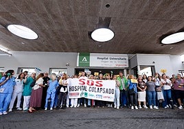 Concentración celebrada hoy en el Clínico.