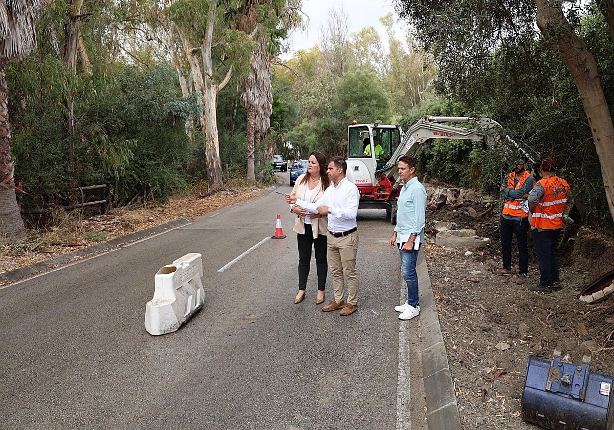 La concejal de Obras, Diego López, y la edil de distrito, Vanessa Ortiz de Zárate, visitan la zona.