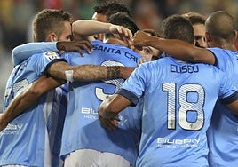 La publicidad de BlueBay en las camiseta del Málaga de la temporada 13-14, bajo los dorsales.