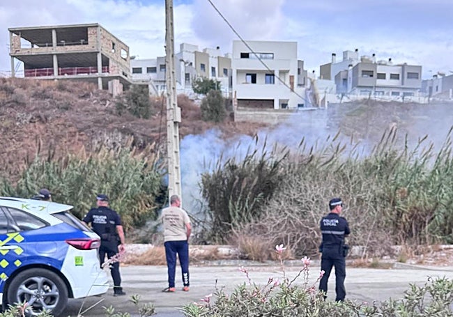 Efectivos de la Policía Local, en la zona del fuego, este pasado domingo.