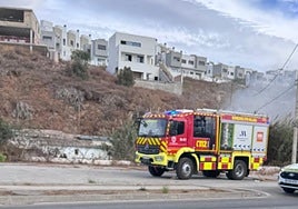 Bomberos y Policía Local, este pasado domingo junto al poblado chabolista de Casillas de la Vía.