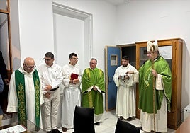 El obispo, durante la bendición de los salones parroquiales.