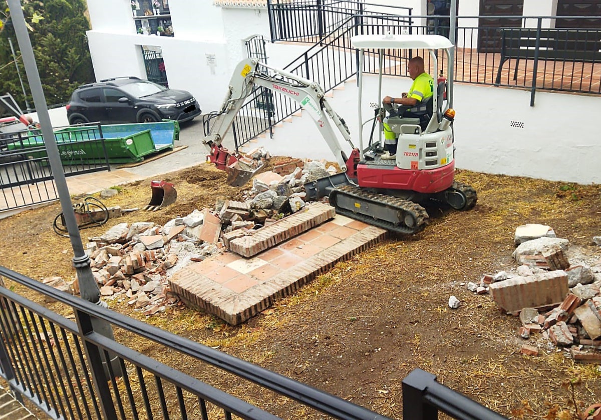Trabajos en el cementerio de La Cala del Moral.