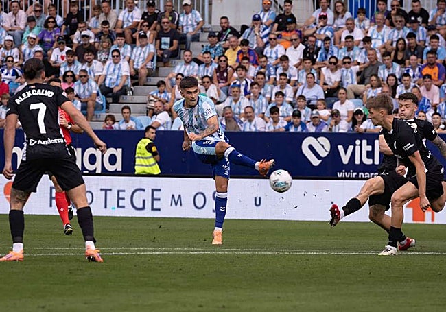 Rafa, en un remate a portería.