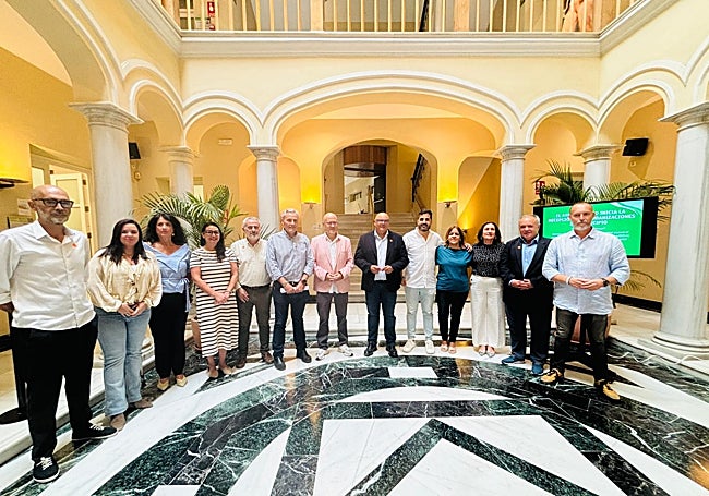 El equipo de gobierno bipartito, este lunes en el Ayuntamiento veleño.