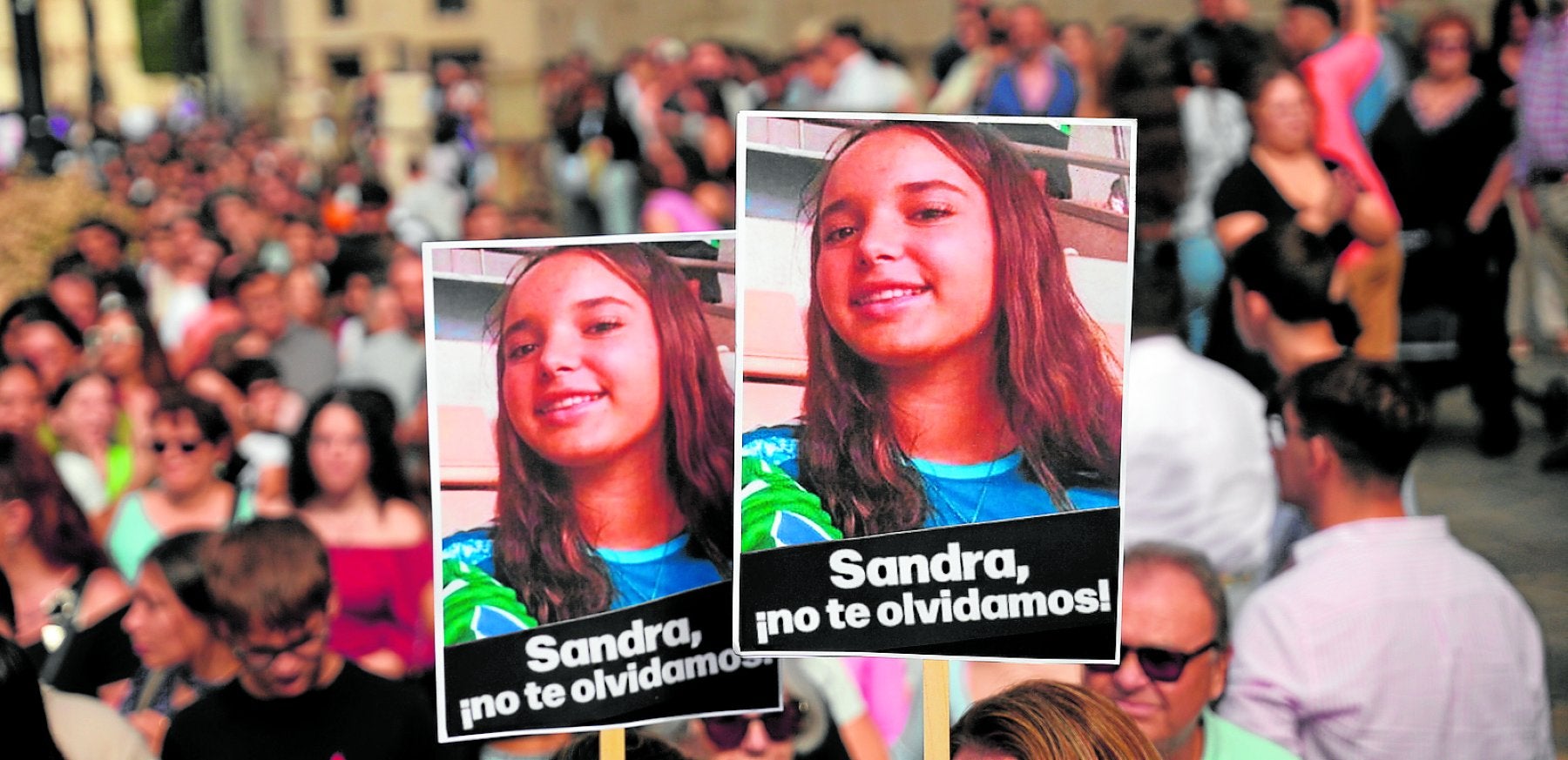 Manifestación ayer en Sevilla para exigir el fin del acoso escolar y recordar a Sandra García, su última víctima.
