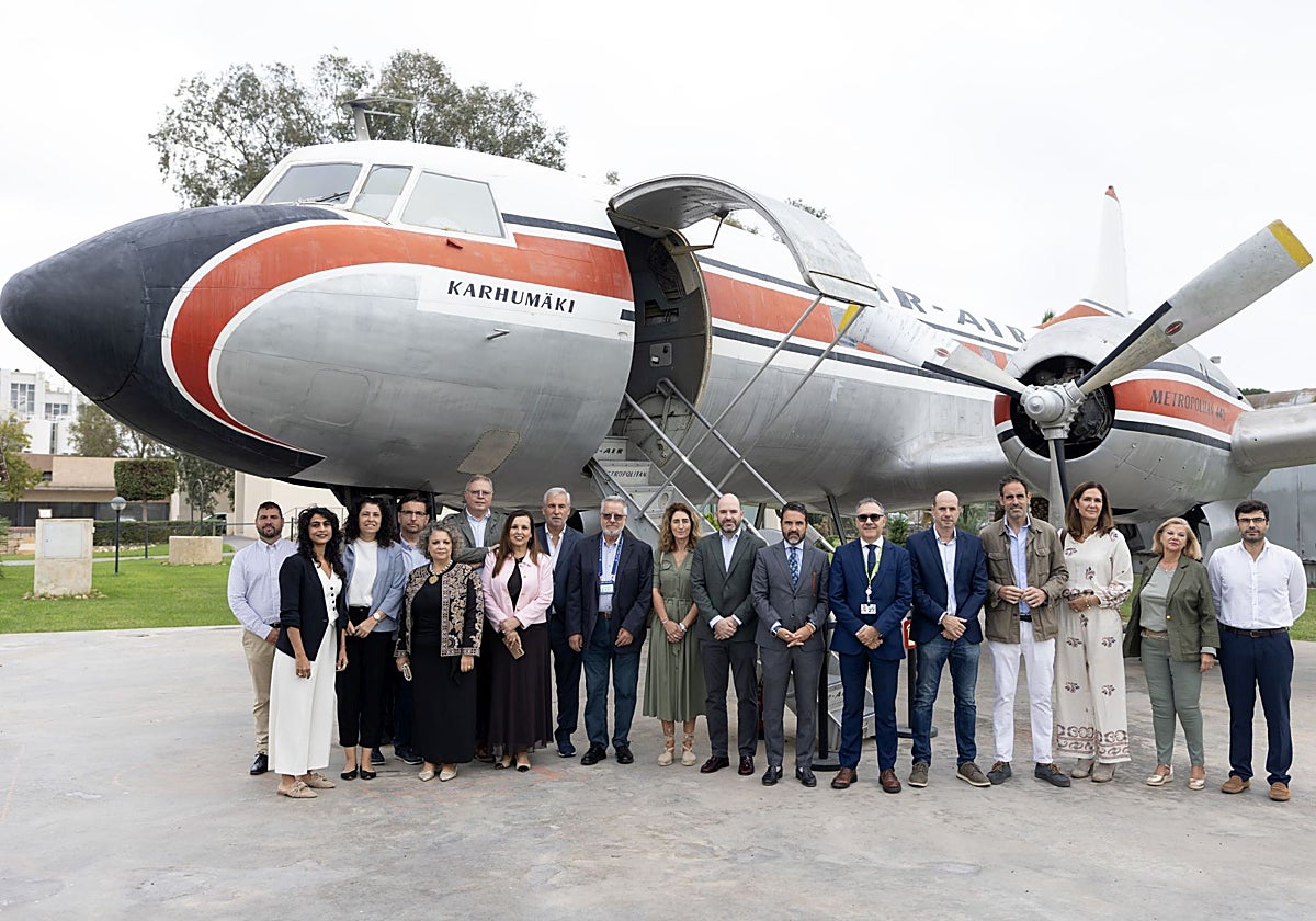 Foto de familia tras el encuentro celebrado en el Museo Aeronáutico de Málaga.