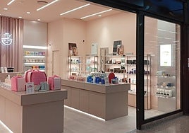 El establecimiento está en la planta baja del recinto comercial.