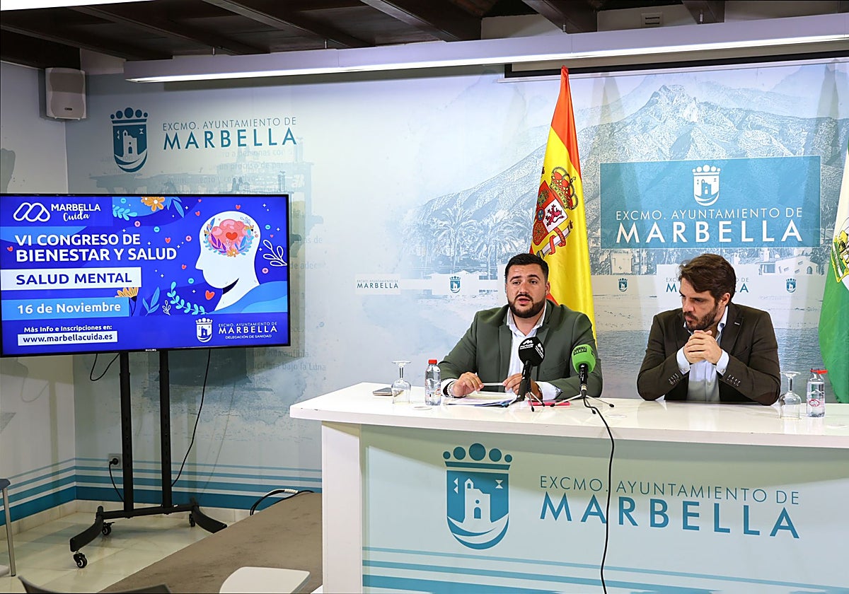 El concejal de Sanidad, Alejandro González, junto al psicólogo Buenaventura del Charco.