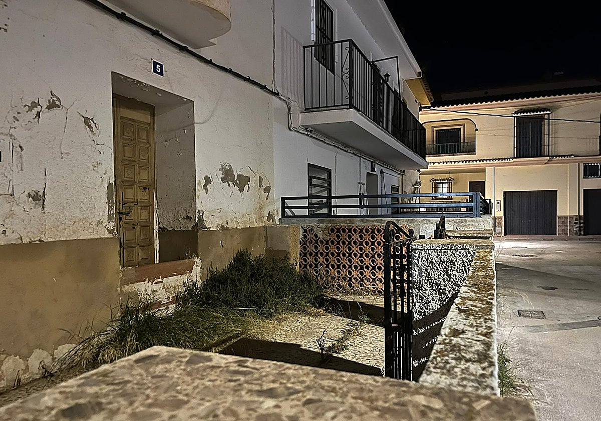 Imagen principal - Algunos desperfectos en algunas viviendas de la barriada de Doña Ana.