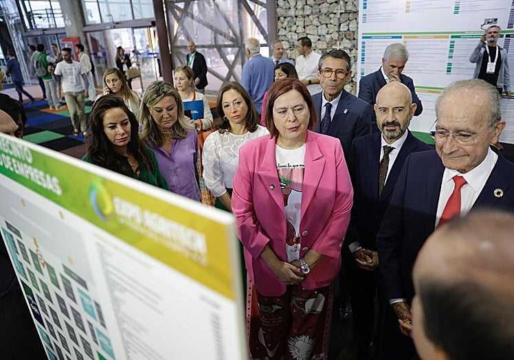 Navarro, García y De la Torre, junto al resto de autoridades, en la inauguración.