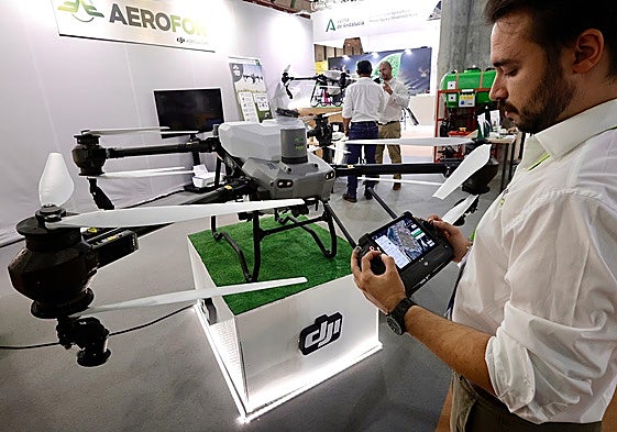 Uno de los drones para sulfatar que se exponen en la muestra.