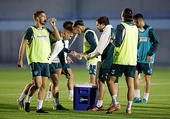 Brasanac y otros malaguistas se hidratan durante el entrenamiento de este martes por la tarde en La Rosaleda.