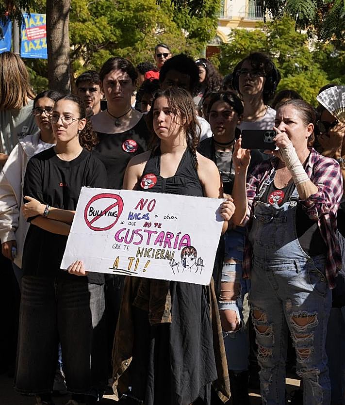 Imagen secundaria 2 - Cientos de personas se manifiestan en Málaga contra el &#039;bullying&#039;: «El silencio también mata»