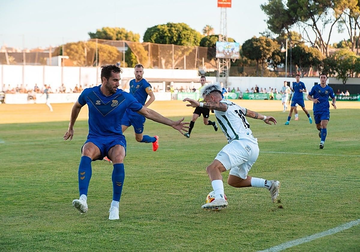 Fran Gallego intenta marcharse de un rival durante el primer partido de la temporada en El Pozuelo.