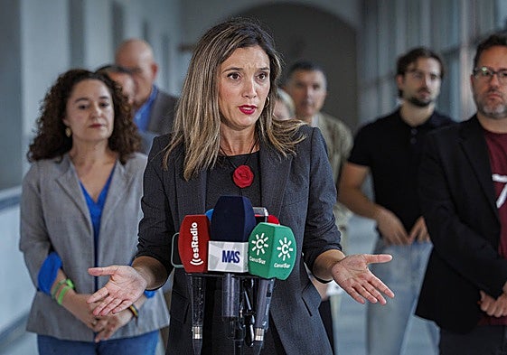 La portavoz socialista, María Márquez, con los portavoces de Por Andalucía y Adelante.