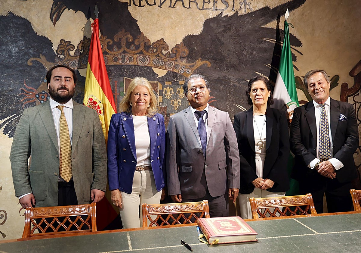 La alcaldesa de Marbella, Ángeles Muñoz, ha recibido en el Ayuntamiento al embajador de Bangladesh en España, Masudur Rahman.