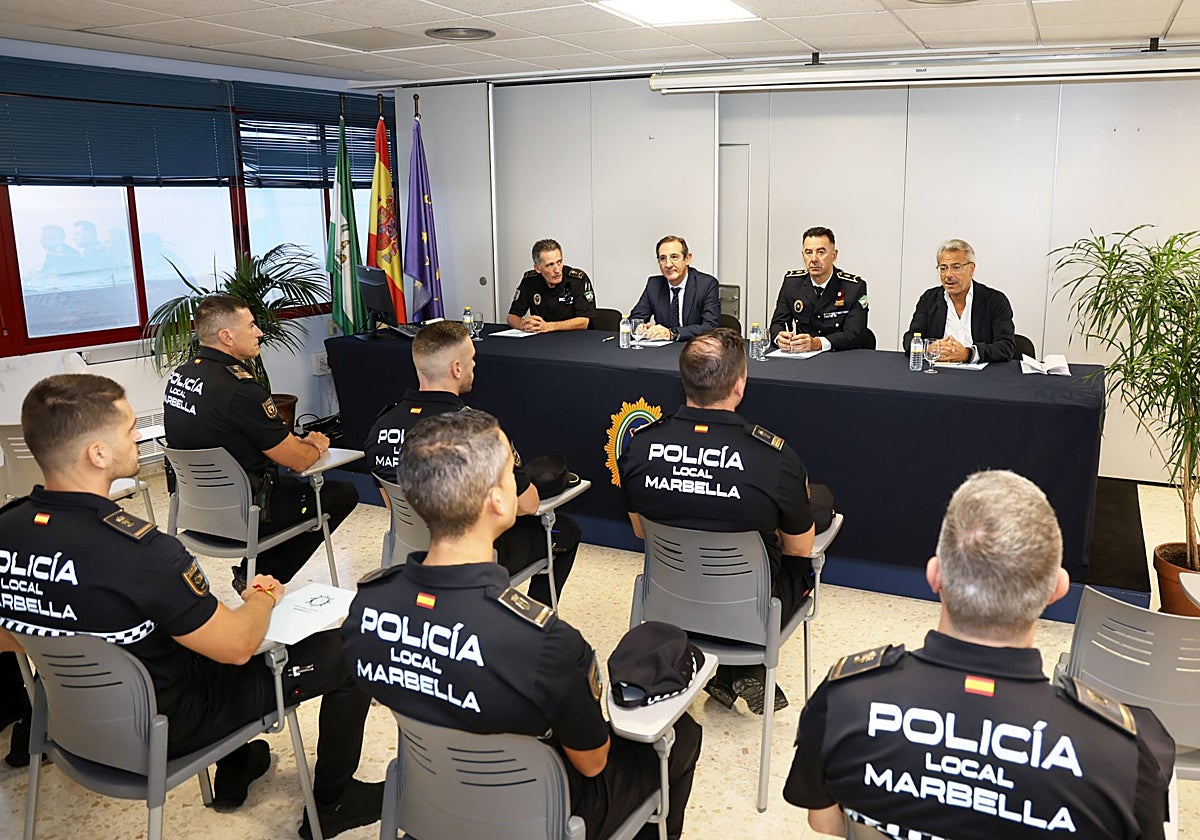 El edil de Seguridad Ciudadana, José Eduardo Díaz, ha visitado la Academia del Cuerpo junto al fiscal jefe de Marbella.