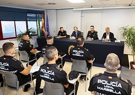 El edil de Seguridad Ciudadana, José Eduardo Díaz, ha visitado la Academia del Cuerpo junto al fiscal jefe de Marbella.