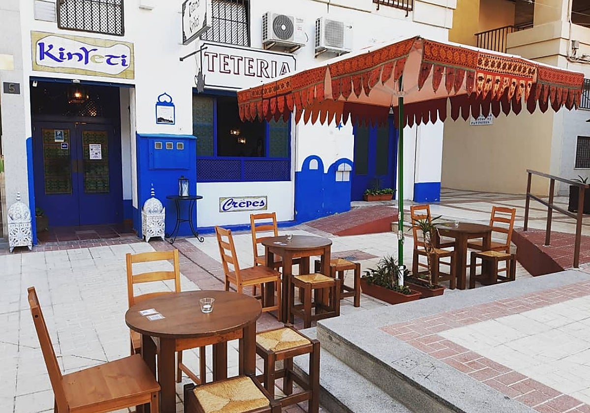 Vista del exterior, con la terraza.