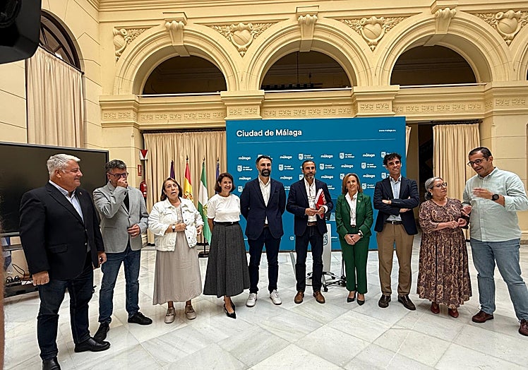 Los concejales socialistas con su portavoz, Dani Pérez, en el centro.
