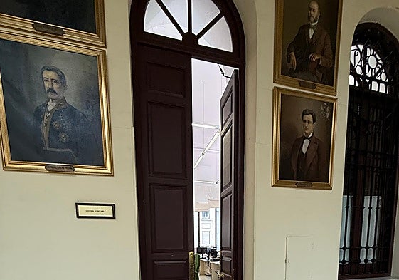 Imagen del área del Ayuntamiento de Málaga, en la primera planta, en el que están realizando tratamientos de desratización una empresa especializada.